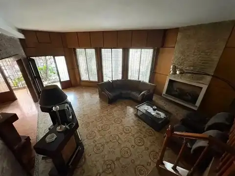 Casa en Alquiler con 3 cocheras