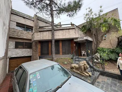 Alquiler casa 5 Ambientes en Parque Avellaneda – Triple Cochera y Terrazas Panorámicas