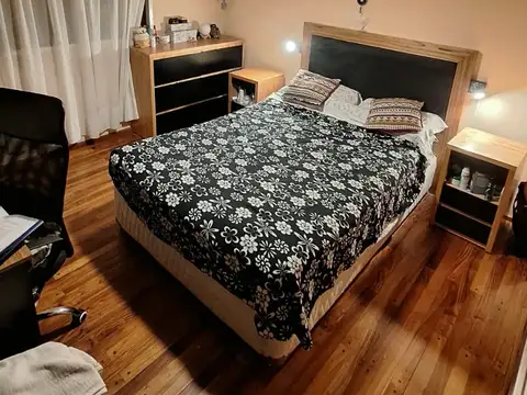 ALQUILER O VENTA - Excelente dúplex de 4 ambientes con 2 baños, patio y cochera cubierta