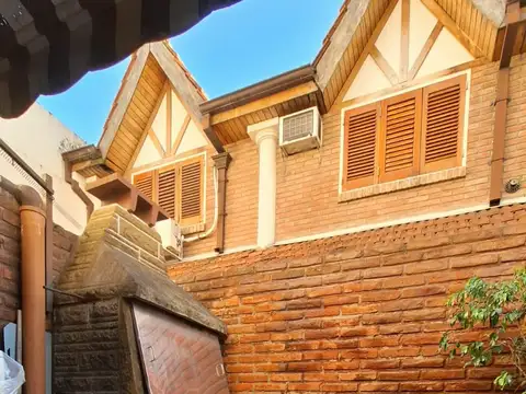 ALQUILER O VENTA - Excelente dúplex de 4 ambientes con 2 baños, patio y cochera cubierta