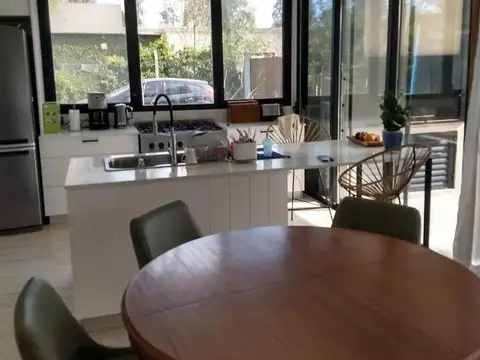 Casa en Alquiler Temporal con 3 cocheras