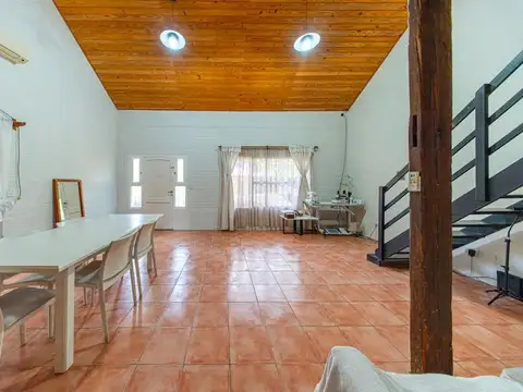 Casa 5 ambientes con 2 baños