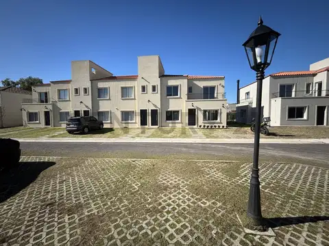 CASA TIPO Dúplex 4 Amb en Barrio La Angélica, Pilar | Jardín y Parrilla | Cochera | Seguridad