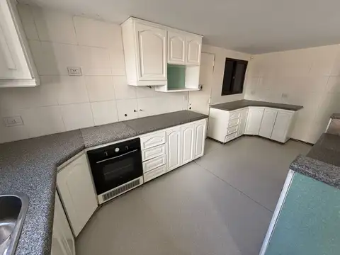 Casa 8 ambientes con 4 baños