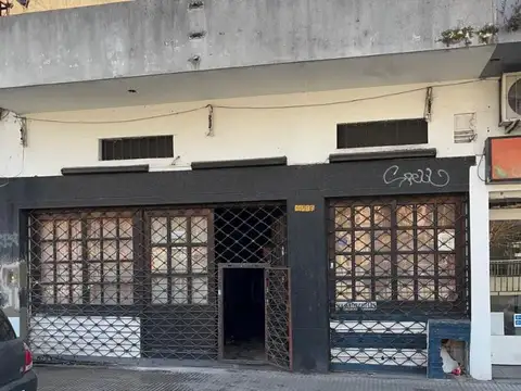 Venta Local 100m2 P.B en Villa adelina con Patio pequeño