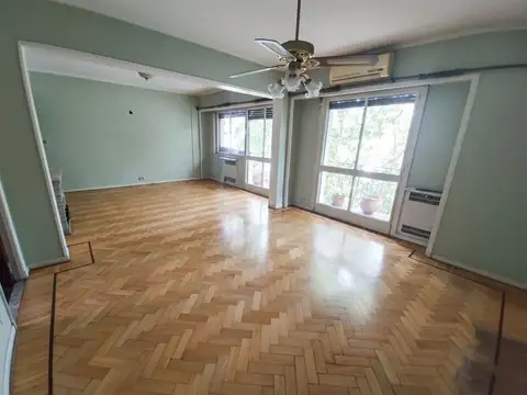 Comodo semipiso 4 ambientes c/coch. Bajas expensas