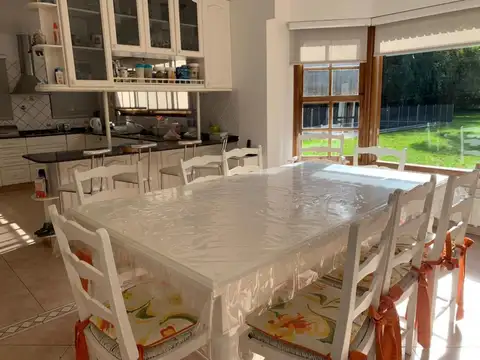 Casa en Alquiler con 2 cocheras