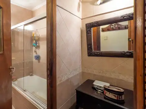 Casa 6 ambientes con 2 baños