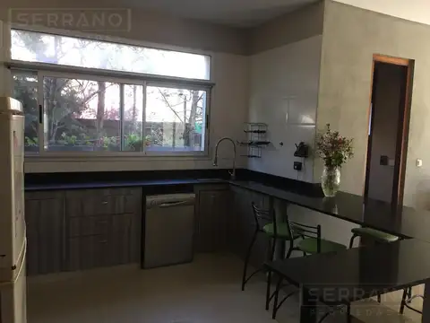 Casa 8 ambientes con 5 baños