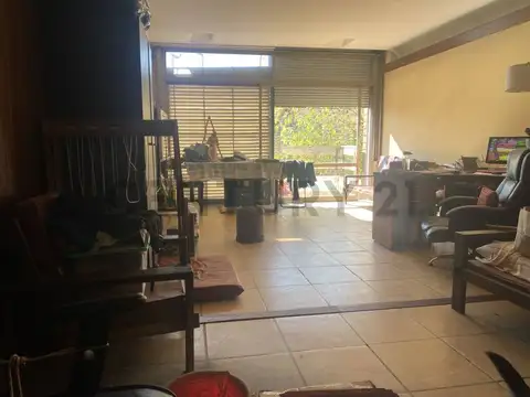 Casa 4 ambientes con galpón, patio, cochera y fondo en venta - Lanús Oeste