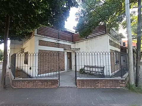 VENTA CASA 2 DORMITORIOS, COCHERA, QUINCHO PATIO