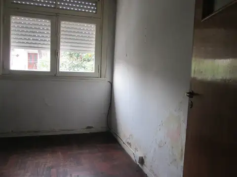 2 AMB.  A LA CALLE EN 1er. PISO POR ESCALERA SIN EXPENSAS LAV.CUB.