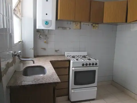 2 AMB.  A LA CALLE EN 1er. PISO POR ESCALERA SIN EXPENSAS LAV.CUB.