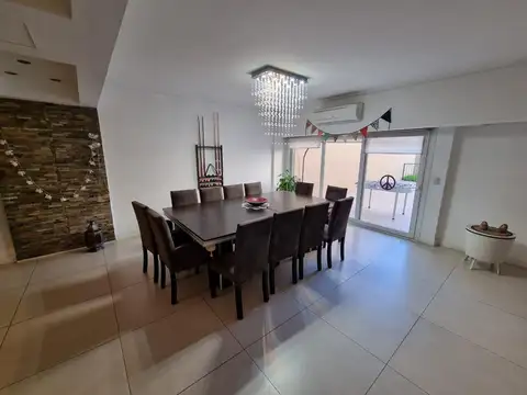 Casa 5 ambientes con 3 baños