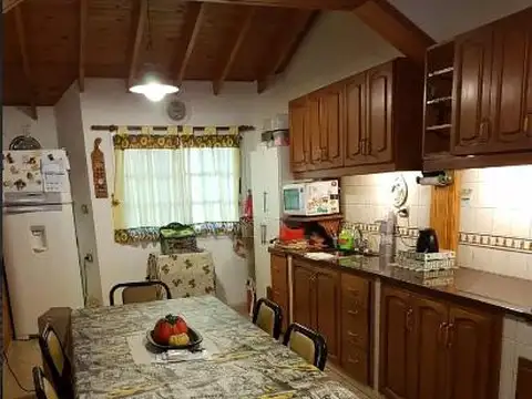 Casa en venta - 3 dormitorios 2 baños -  patio - 200mts2  - Tolosa