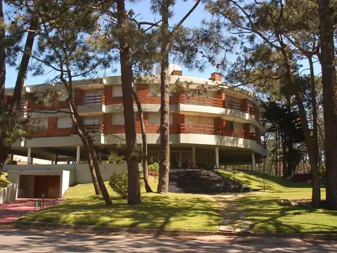 Departamento en venta c/ cochera en Punta del Este