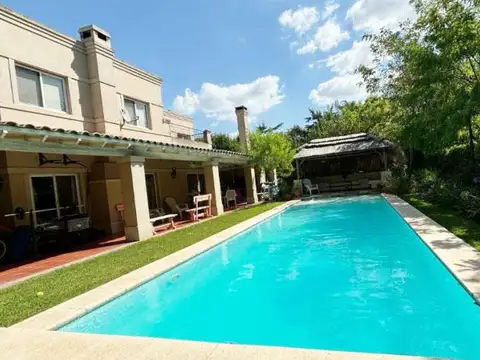 Casa 8 ambientes con 3 baños