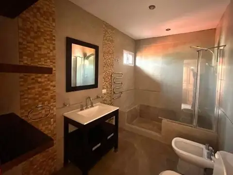 Casa 5 ambientes con 2 baños