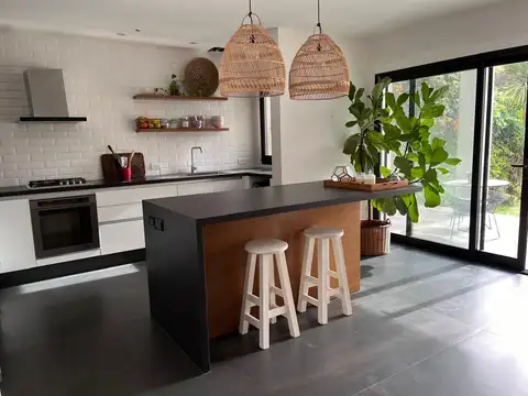 VENTA CASA DE 5 AMBIENTES CON JARDÍN Y COCHERA EN VICENTE LOPEZ