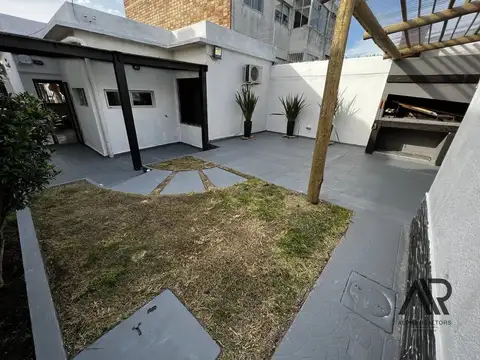 Casa en Alquiler con 1 cochera