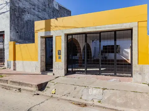 Excelente casa de 2 dormitorios con patio, jardín y cochera – barrio sarmiento