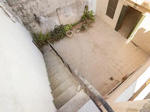 Excelente casa de 2 dormitorios con patio, jardín y cochera – Barrio Sarmiento