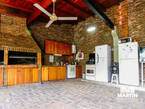 Casa en venta 4 amb sobre lote  de 1172 m2, quincho y pileta en Don Torcuato