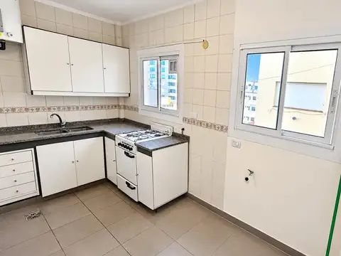 2 AMBIENTES CON BALCÓN EN PISO ALTO – MUY LUMINOSO – AV. CAB