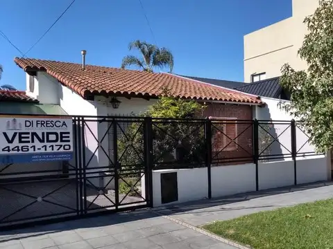 CHALET 4 AMB. CON HERMOSO  PARQUE, EXCELENTE UBICACION