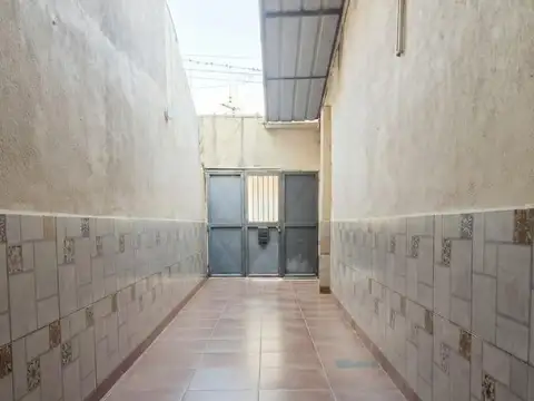 VENTA EXCELENTE CASA INTERNA DE 2 DORMITORIOS CON COCHERA Y AMPLIA TERRAZA A METROS DE BV. URIBURU
