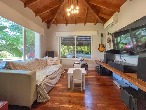 Casa 4 ambientes con 2 baños