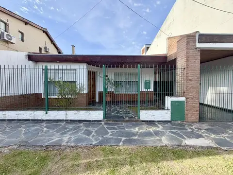 Casa americana 4 ambientes en buena ubicación.