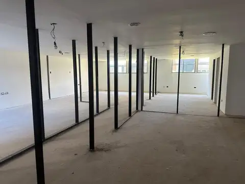 Oficina 10 ambientes con 8 baños