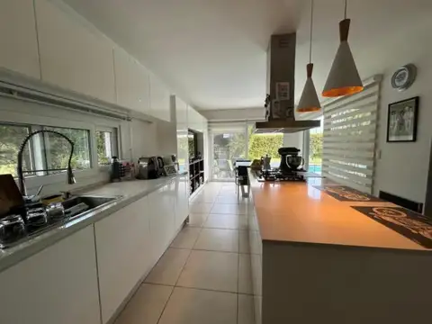 Casa en Venta con 4 cocheras