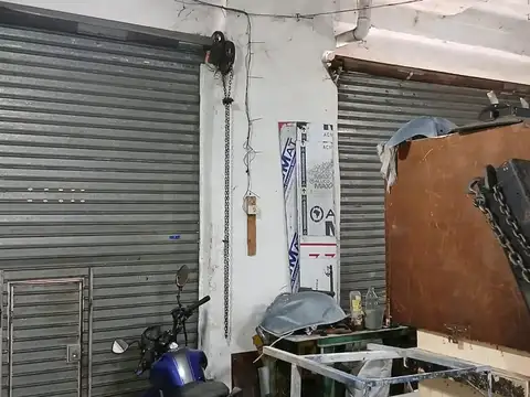 Oportunidad de Inversión Locales o Galpón con Amplio Lote.