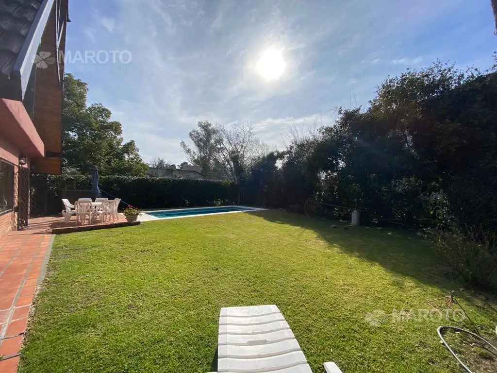 Casa - 220  m² Cubierta | 3 dormitorios | 25 años | 3 baños | 5 ambientes | 2 cocheras