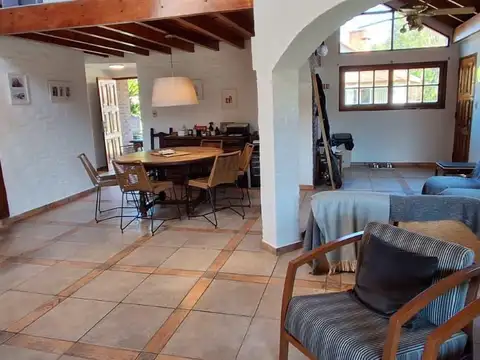 Casa 6 ambientes con 4 baños