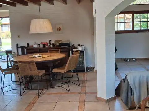 Casa en Alquiler con 3 cocheras