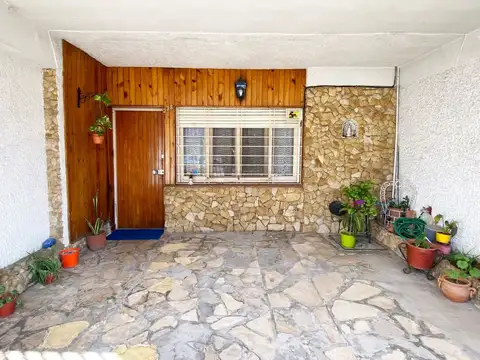 VENTA CASA 4 AMBIENTES VILLA LUZURIAGA CON COCHERA