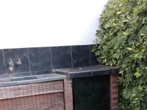 CASA CON NEGOCIO Y DEPARTAMENTOS EN ITUZAINGO NORTE