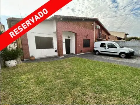 Casa con Jardin y Cochera