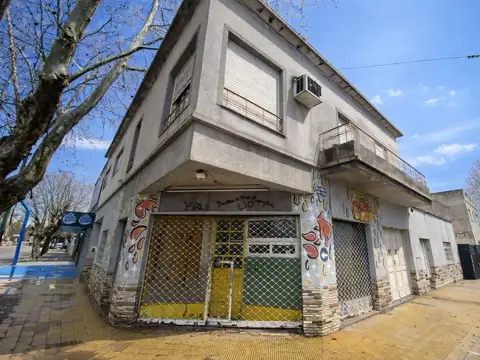 Venta casa con local centro Banfield