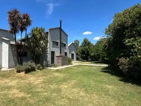 VENTA CASA 6 AMBIENTES GRAN PARQUE Y PILETA