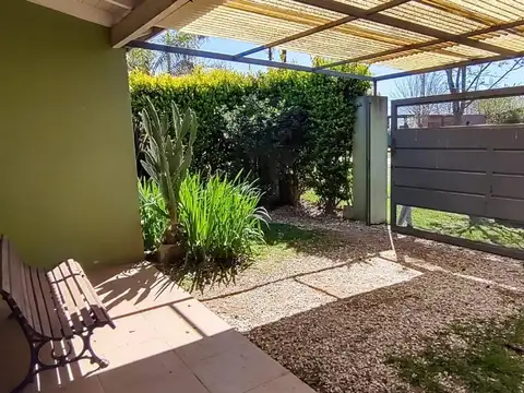 Casa en Alquiler con 1 cochera