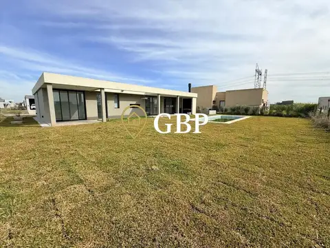 Casa en Alquiler con 4 cocheras