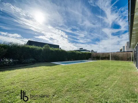 Casa 6 ambientes con 4 baños