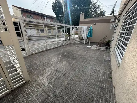 ALQUILER DE 2 AMBIENTES EN LOMAS DEL MIRADOR CON COCHERA PLANTA BAJA