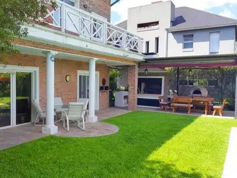 Casa en Venta con 3 cocheras
