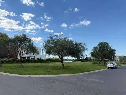 Espectacular lote sobre la laguna en San Sebastián