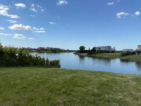 Espectacular lote sobre la laguna en San Sebastián